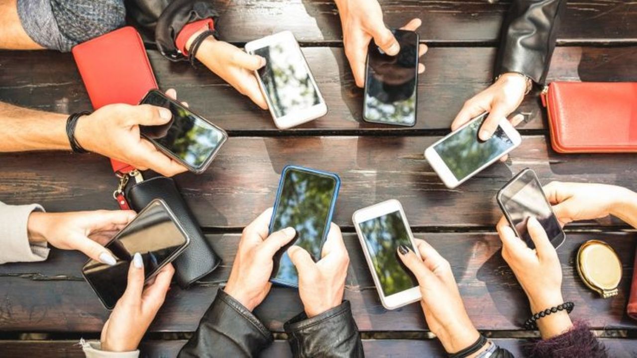 Digital Detox 2.0: Tren 'Jualan Ponsel Pintar, Balik ke HP Button' di 2026 – Antara Sadar Diri atau Cari Perhatian?
